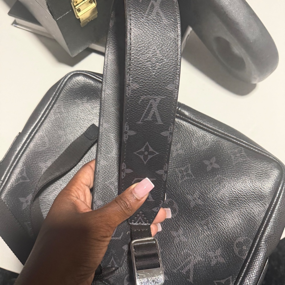 Louis Vuitton Men’s Messenger Bag - Picture 3 of 5